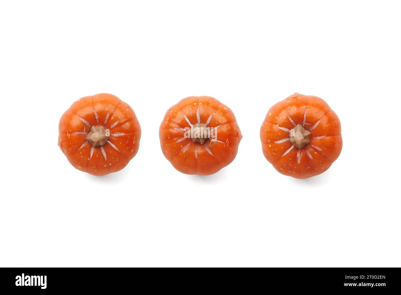 Tre zucche arancioni su sfondo color pastello. Sfondo zucca di Halloween. Concetto autunnale. Foto Stock