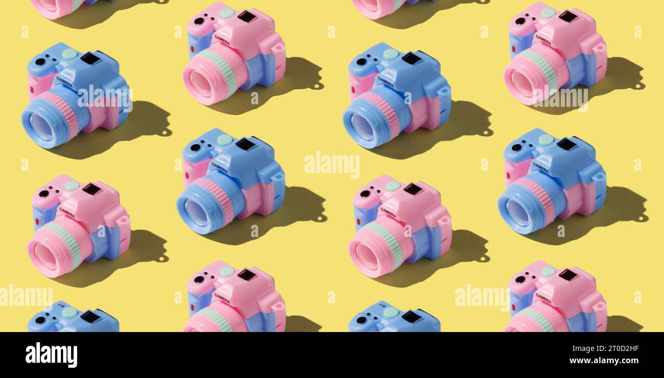 Pattern con fotocamera su sfondo color pastello Foto Stock