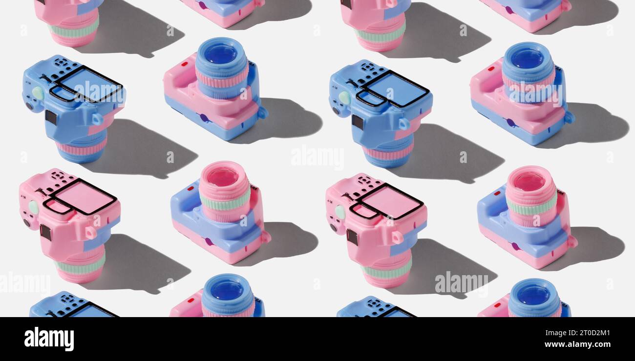 Pattern con fotocamera su sfondo color pastello Foto Stock