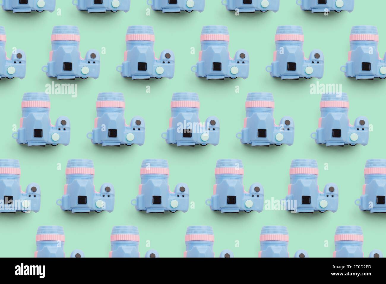 Pattern con fotocamera su sfondo color pastello, vista dall'alto Foto Stock