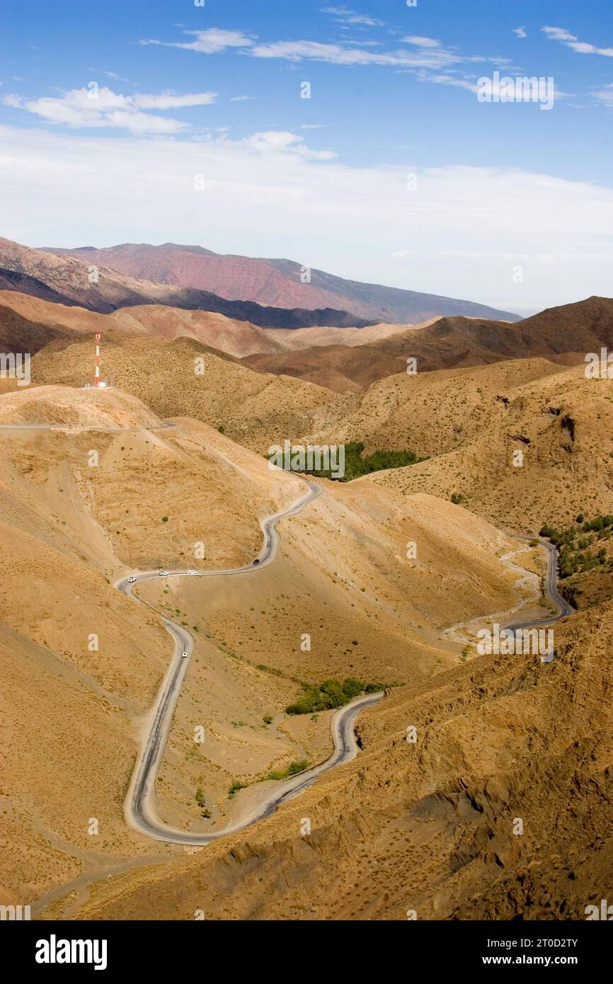 Strada tortuosa per il passo tizi N'Tichka, montagne dell'Atlante, Marocco. Foto Stock