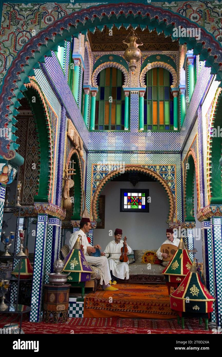 Musicisti che suonano al Marhaba Palace, un lussuoso ristorante del palazzo nella città vecchia. Tangeri. Marocco Foto Stock