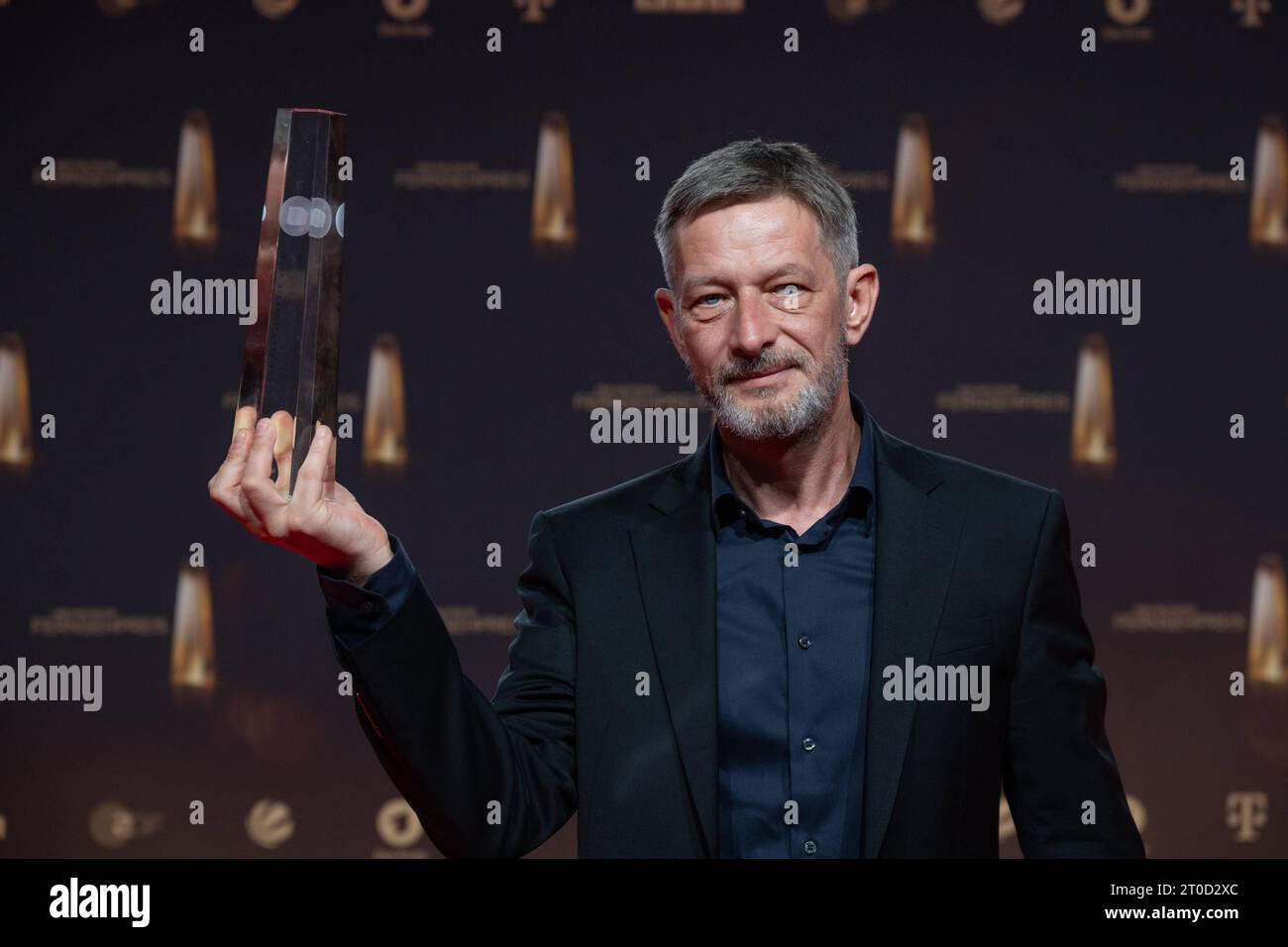 Preistraeger Arndt GINZEL, Beste persoenliche Leistung Information, Verleihung des Deutschen Fernsehpreises, Der Deutsche Fernsehpreis 2023, Deutscher Fernsehpreis 2023 in den MMC Studios Koeln, AM 28.09.2023. *** Laureate Arndt GINZEL, Best Personal Performance Information, German Television Award, German Television Award 2023, German Television Award 2023 agli MMC Studios di Colonia, on 28 09 2023 Credit: Imago/Alamy Live News Foto Stock