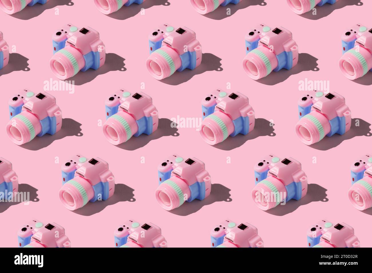 Pattern con fotocamera su sfondo color pastello Foto Stock