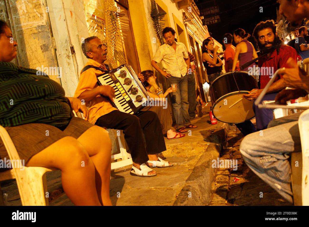 La gente la riproduzione di musica in strada di notte in Olinda, Pernambuco, Brasile. Foto Stock