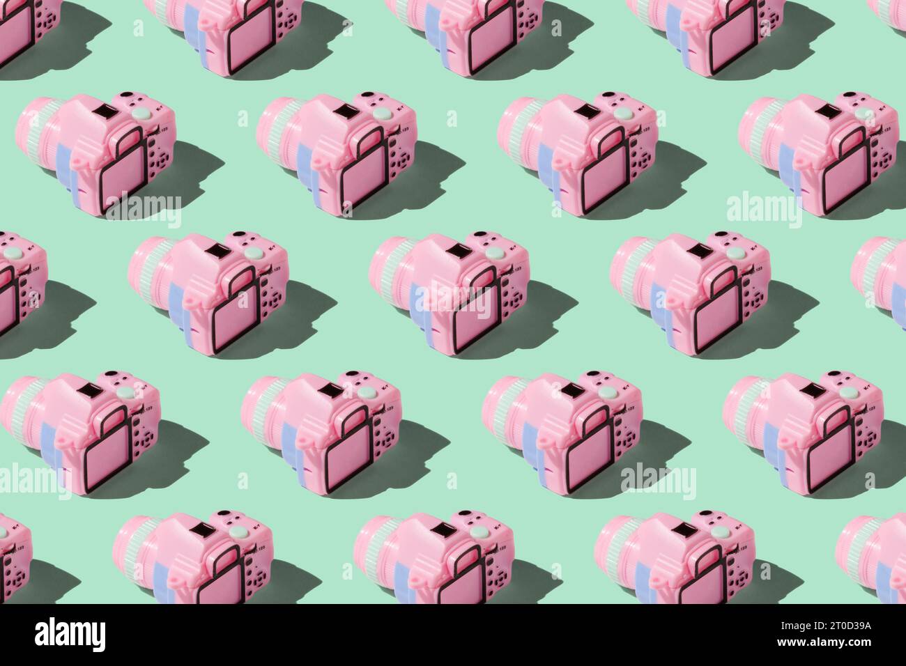 Pattern con fotocamera su sfondo color pastello Foto Stock