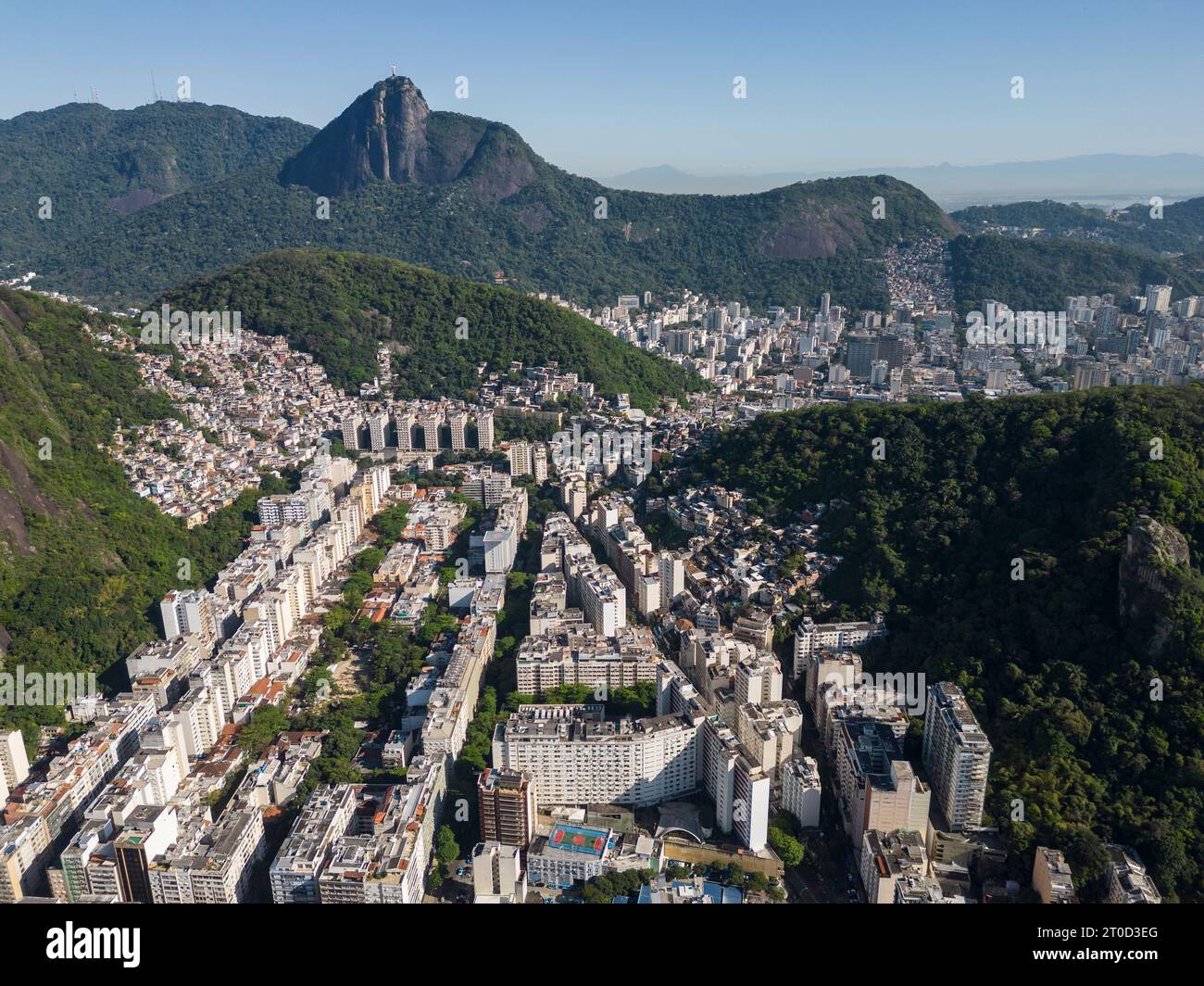 Splendida vista aerea degli edifici della città di Copacabana e delle verdi montagne Foto Stock