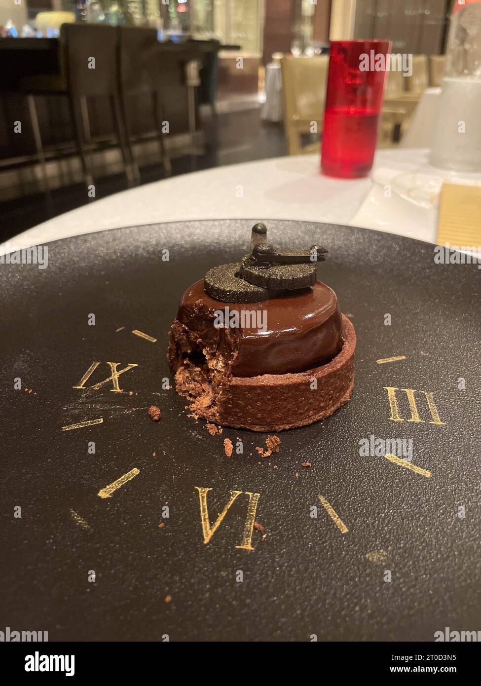 Coccole avvolti in strati di dolcezza, una perfezione di pasticceria. 🍰✨ Foto Stock