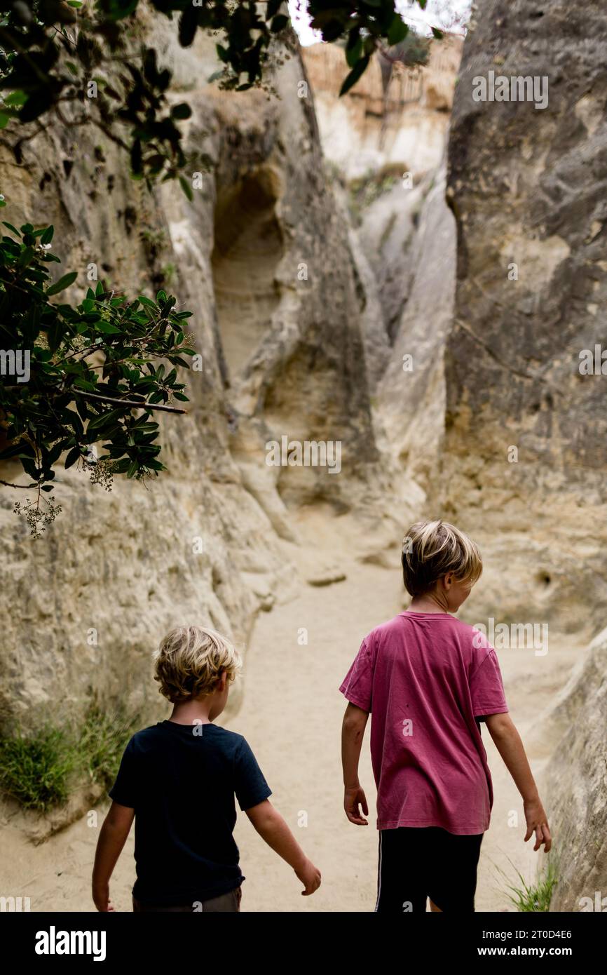 I fratelli che fanno escursioni a piedi nello slot Canyon insieme a San Diego Foto Stock