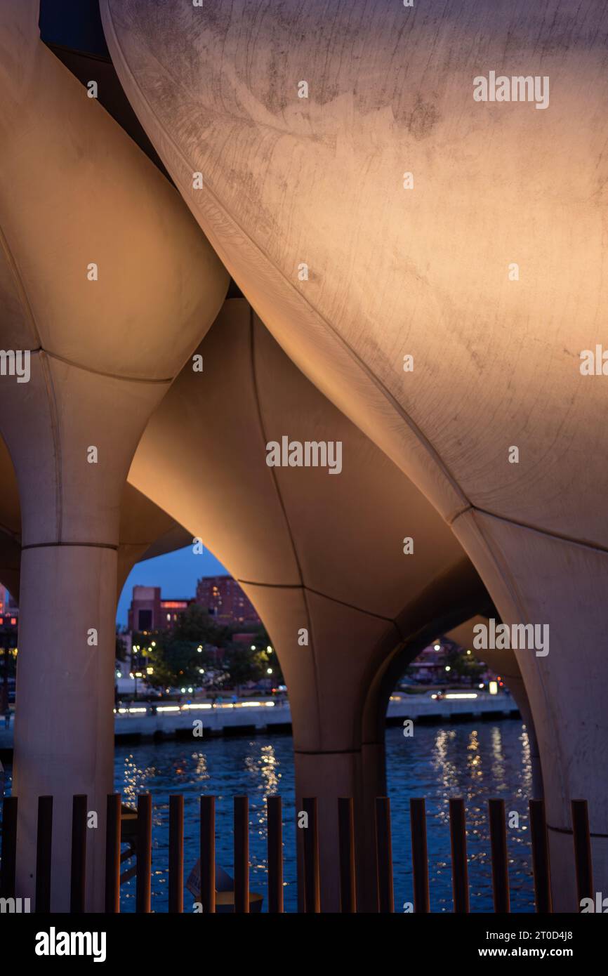 Strutture architettoniche a Little Island illuminate di notte Foto Stock