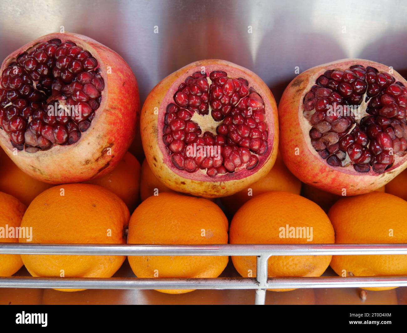 Primi piani di melograni e arance per il succo in vendita, Istanbul, Turchia. Foto di alta qualità Foto Stock