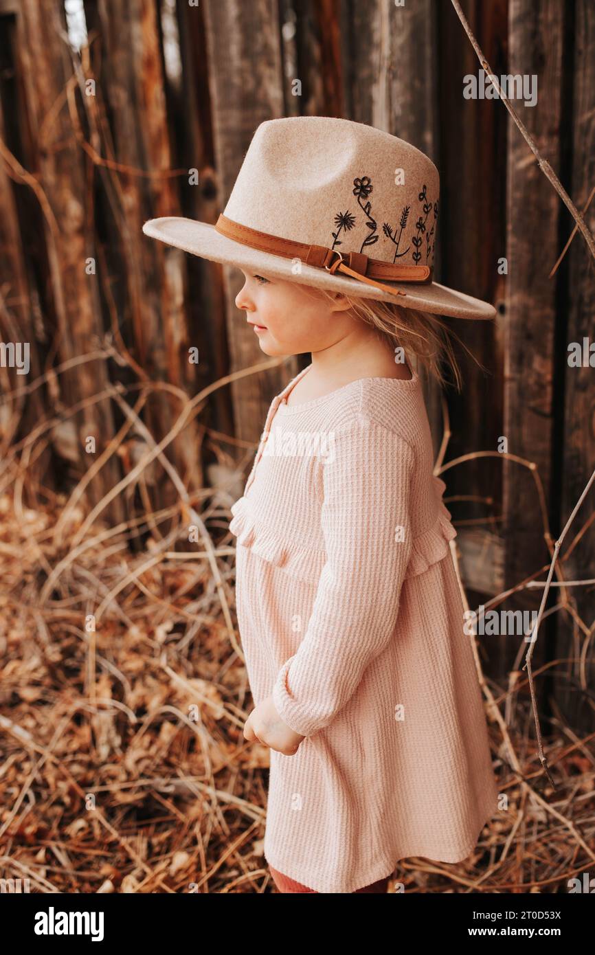 Ragazza bionda con cappello a coste ricamato con motivi floreali. Foto Stock