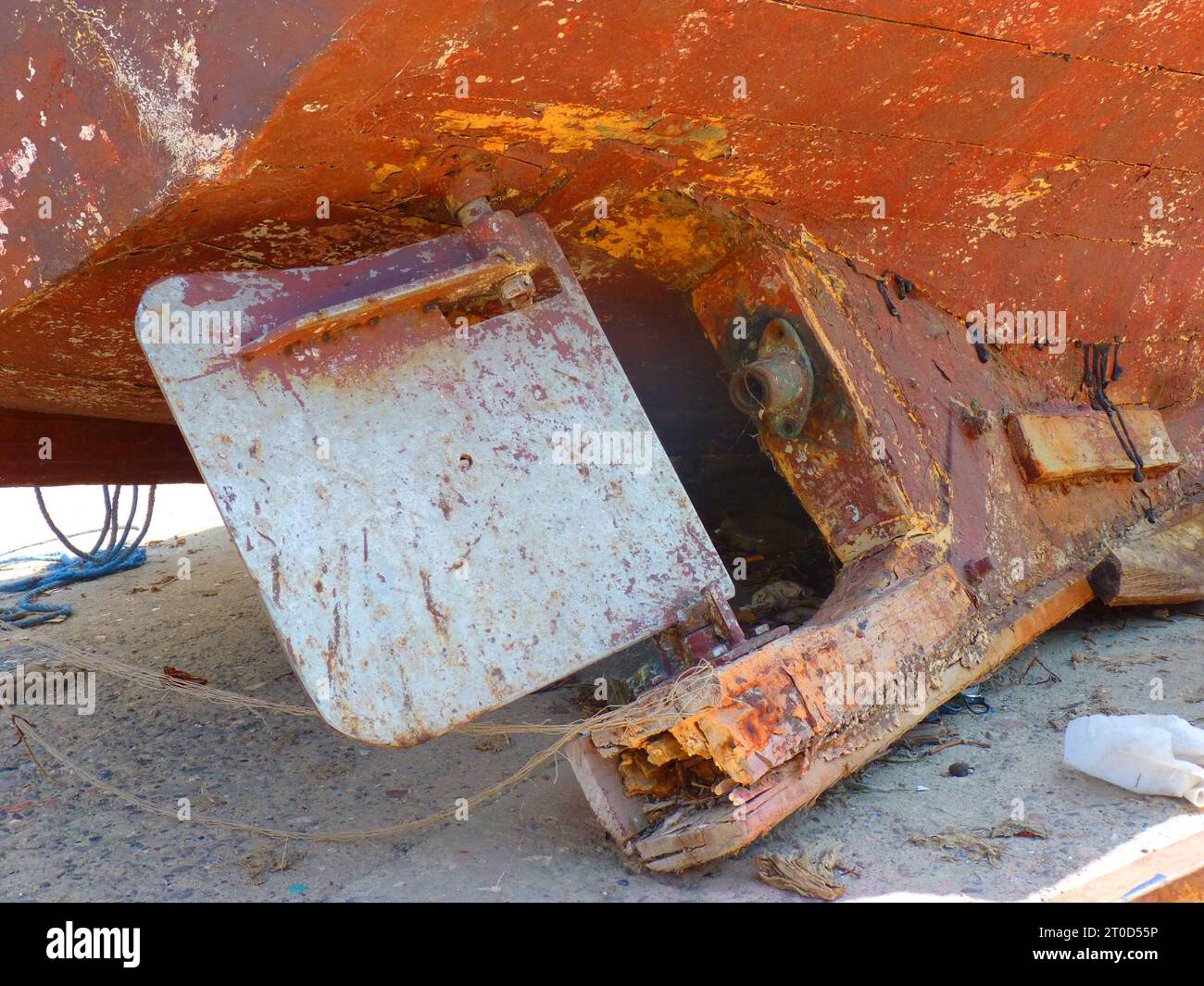 Primo piano di un oggetto metallico arrugginito su un'imbarcazione con cerniera visibile e sfondo esterno Foto Stock