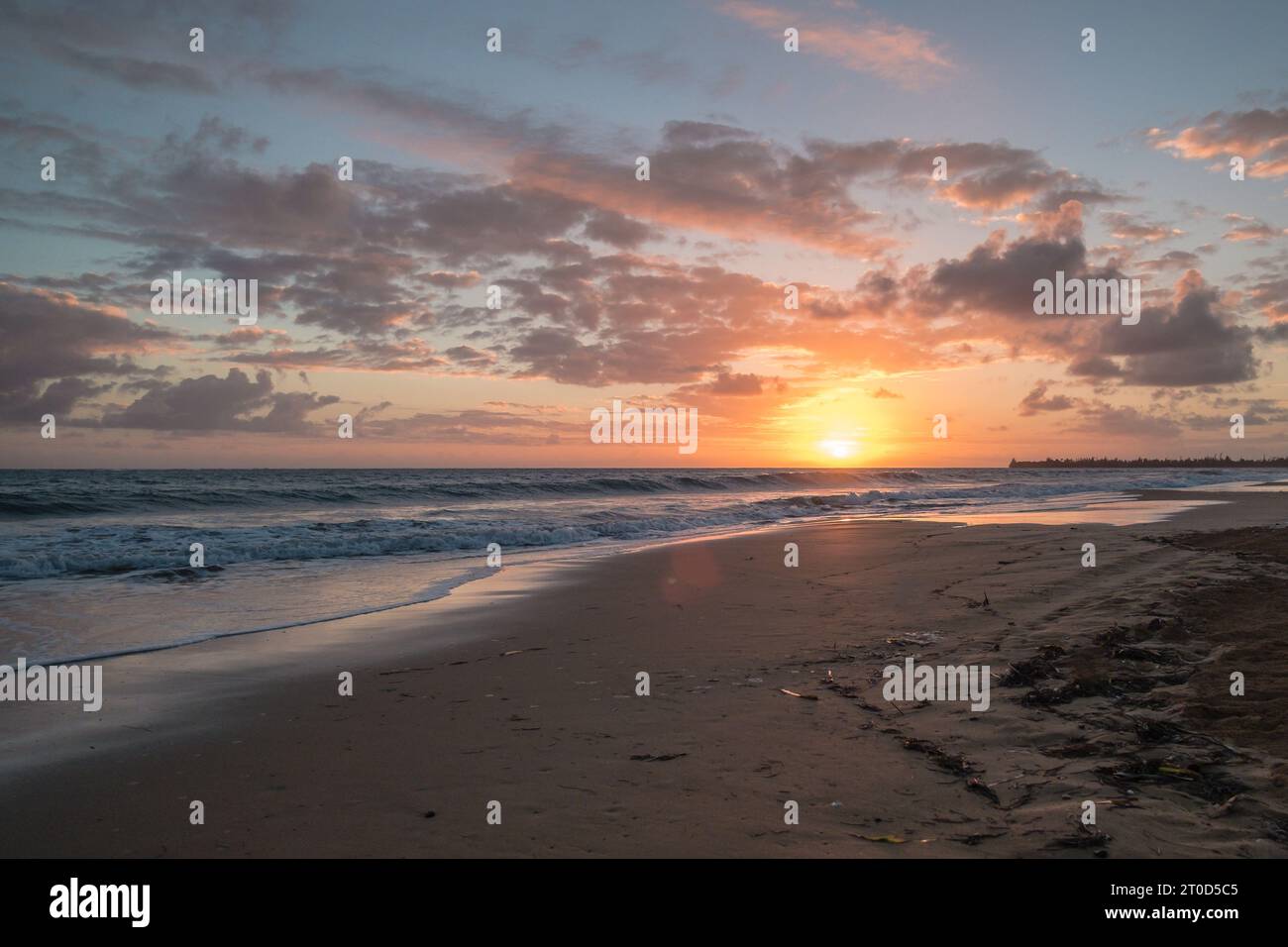 Alba sulla spiaggia vicino a San Juan, Puerto Rico. Foto Stock