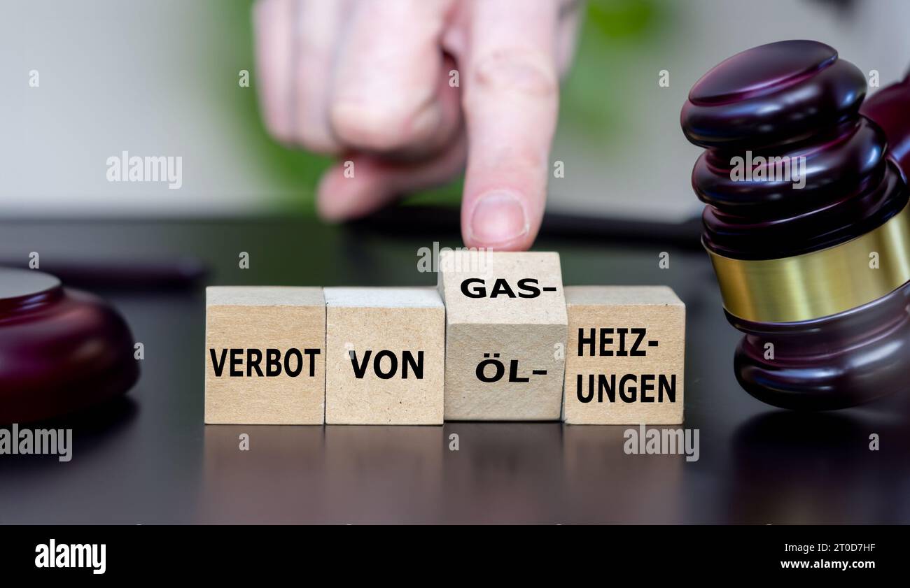 I cubi di legno formano l'espressione tedesca "Verbot von gas und Oelheizungen" (divieto dei sistemi di riscaldamento a petrolio e a gas). Foto Stock