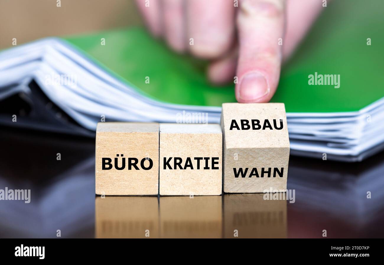 Simbolo di riduzione della burocrazia in Germania. I cubi di legno formano l'espressione "Buerokratiowahn" (illusione burocratica) e "Buerokratie Abbau" (Bureau Foto Stock