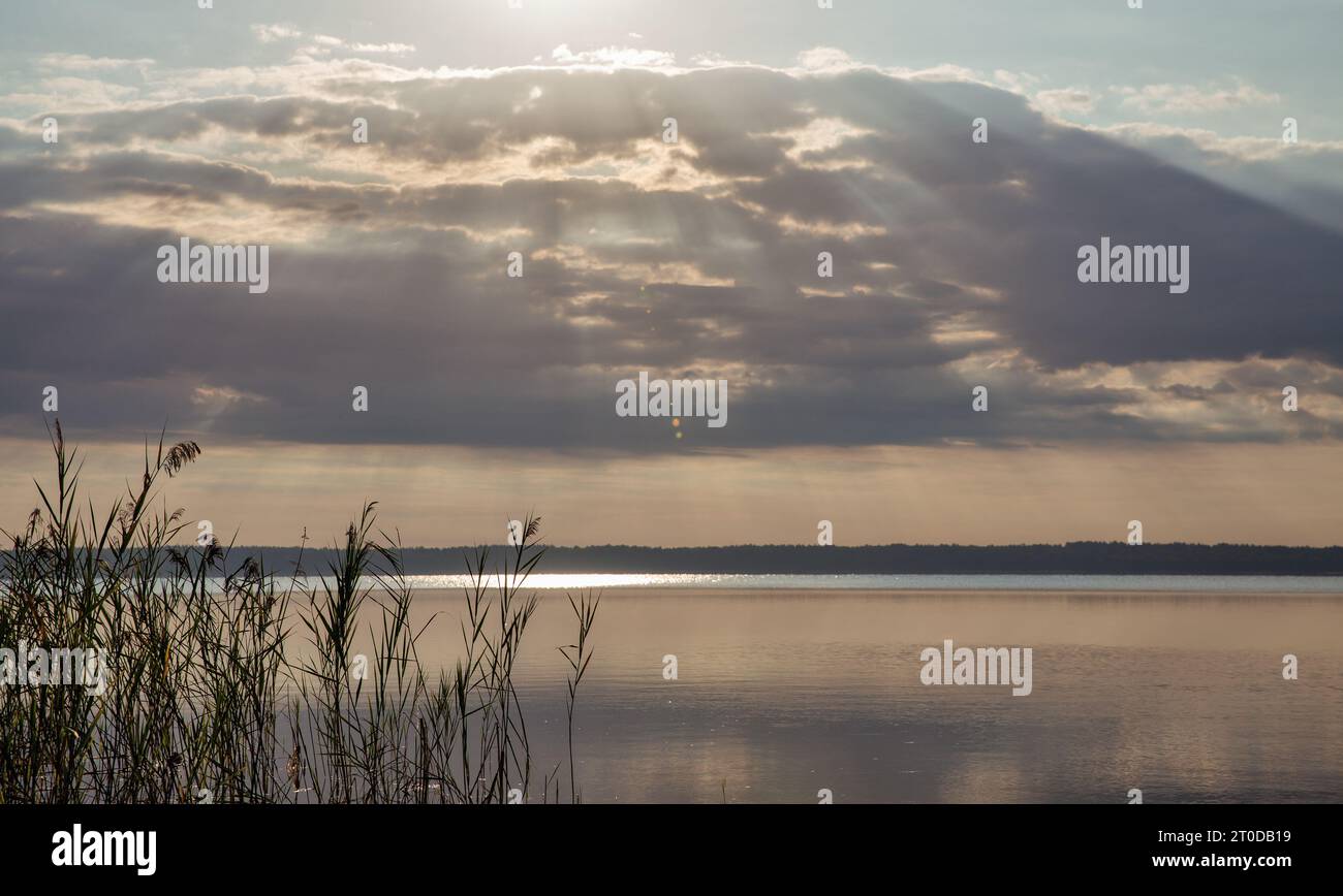 Vista panoramica sul Lago bianco all'alba nella regione di Rivne, Ucraina. Foto Stock
