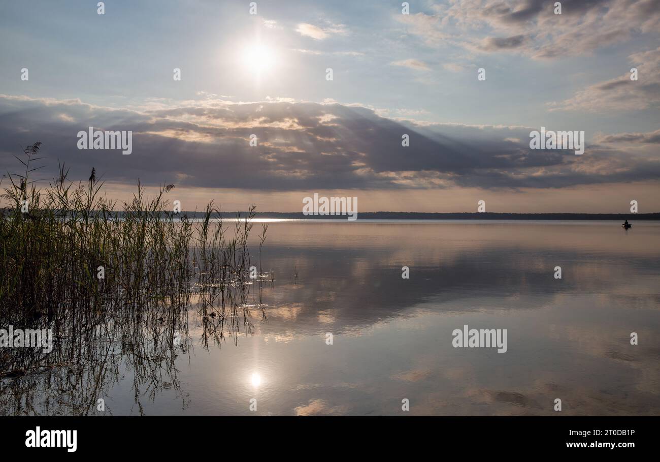 Vista panoramica sul Lago bianco all'alba nella regione di Rivne, Ucraina. Foto Stock