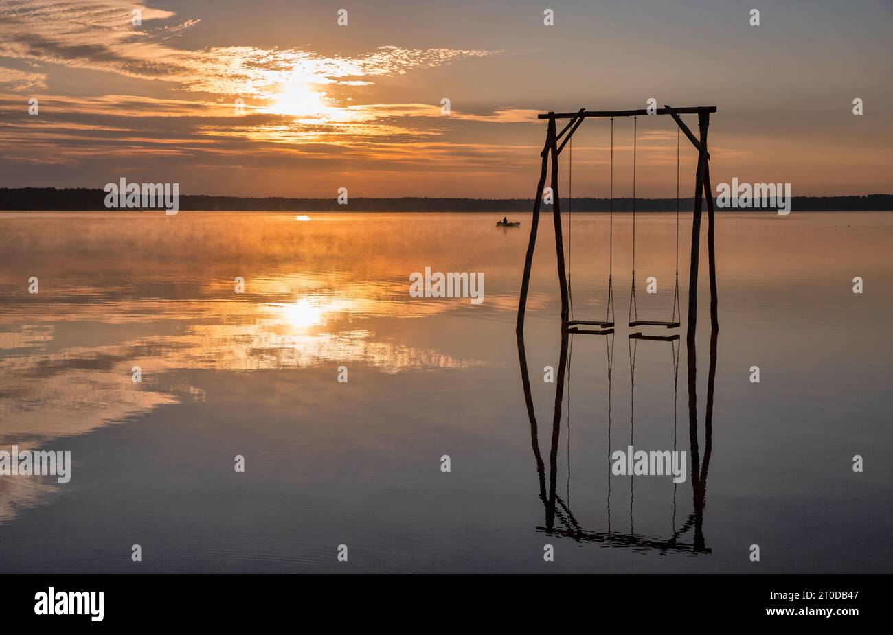 Vista panoramica sulla romantica alba sul Lago bianco con altalena in legno nella regione di Rivne, Ucraina. Foto Stock