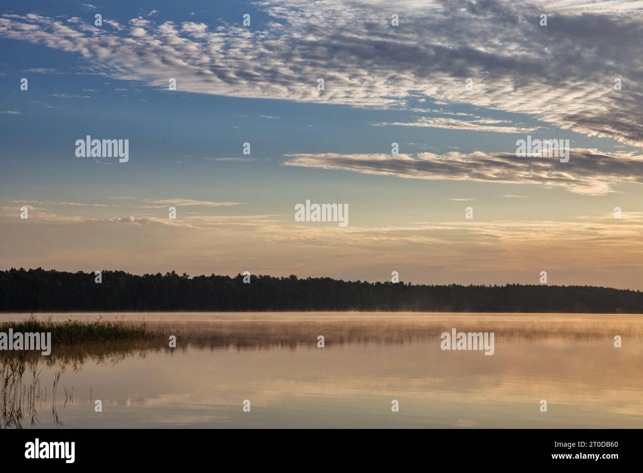 Vista panoramica sull'alba del lago bianco nella regione di Rivne, Ucraina. Foto Stock