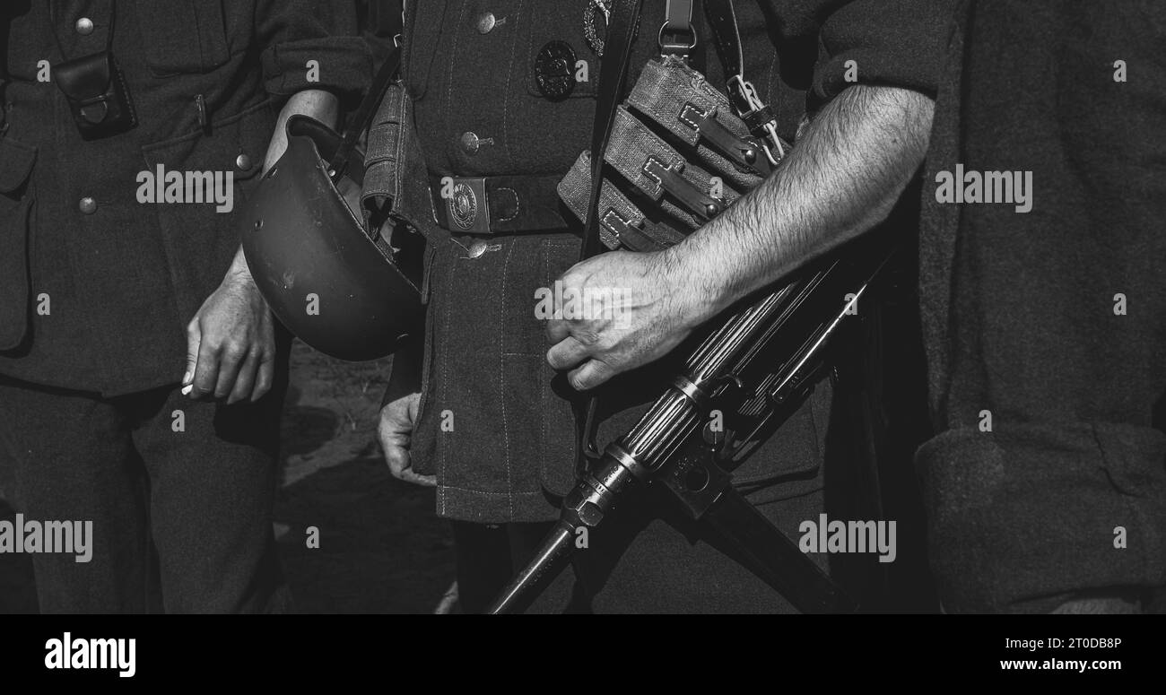 Reenattore vestito come soldato di fanteria tedesco della Wehrmacht nella seconda guerra mondiale con Submachine Gun MP 40. Uniforme da soldato tedesco. Vestito da soldato tedesco Foto Stock