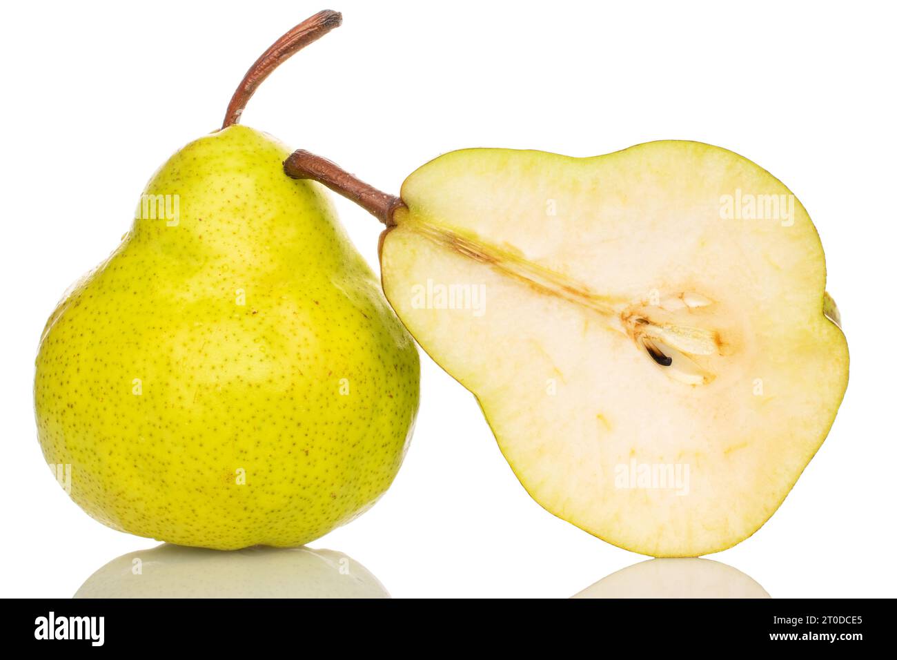 Una pera intera e mezza matura, macro, isolata su bianco. Foto Stock