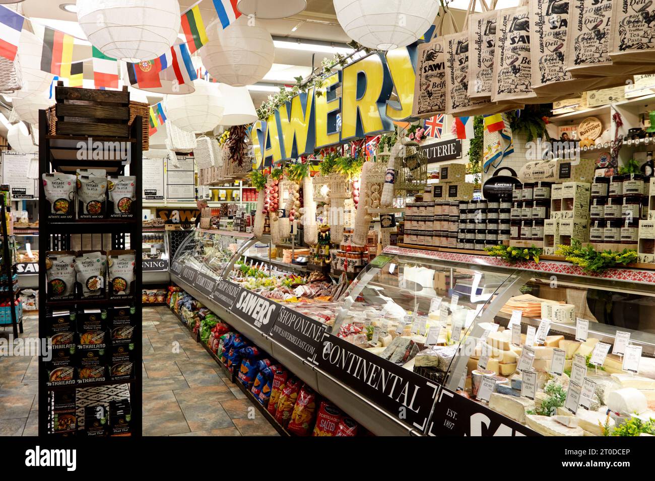 All'interno del Sawers Deli in Fountain Street Belfast. Fondata nel 1897 e a conduzione familiare, ha fornito ottimi cibi a re regine e presidenti come noi Foto Stock