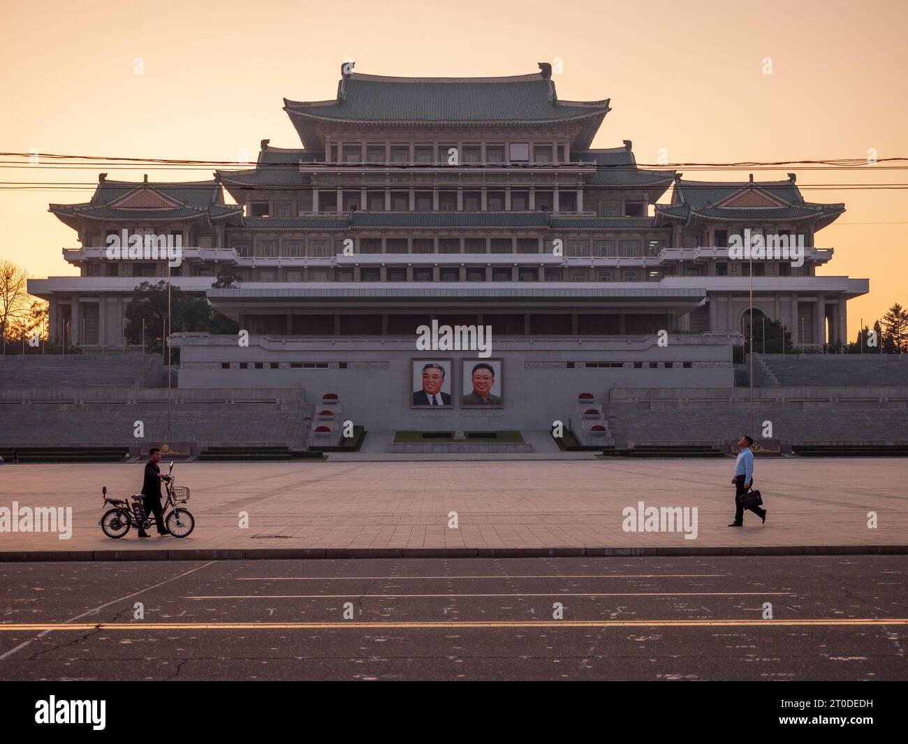 La Grand People's Study House al tramonto, Piazza Kim il Sung, Pyongyang, Corea del Nord Foto Stock