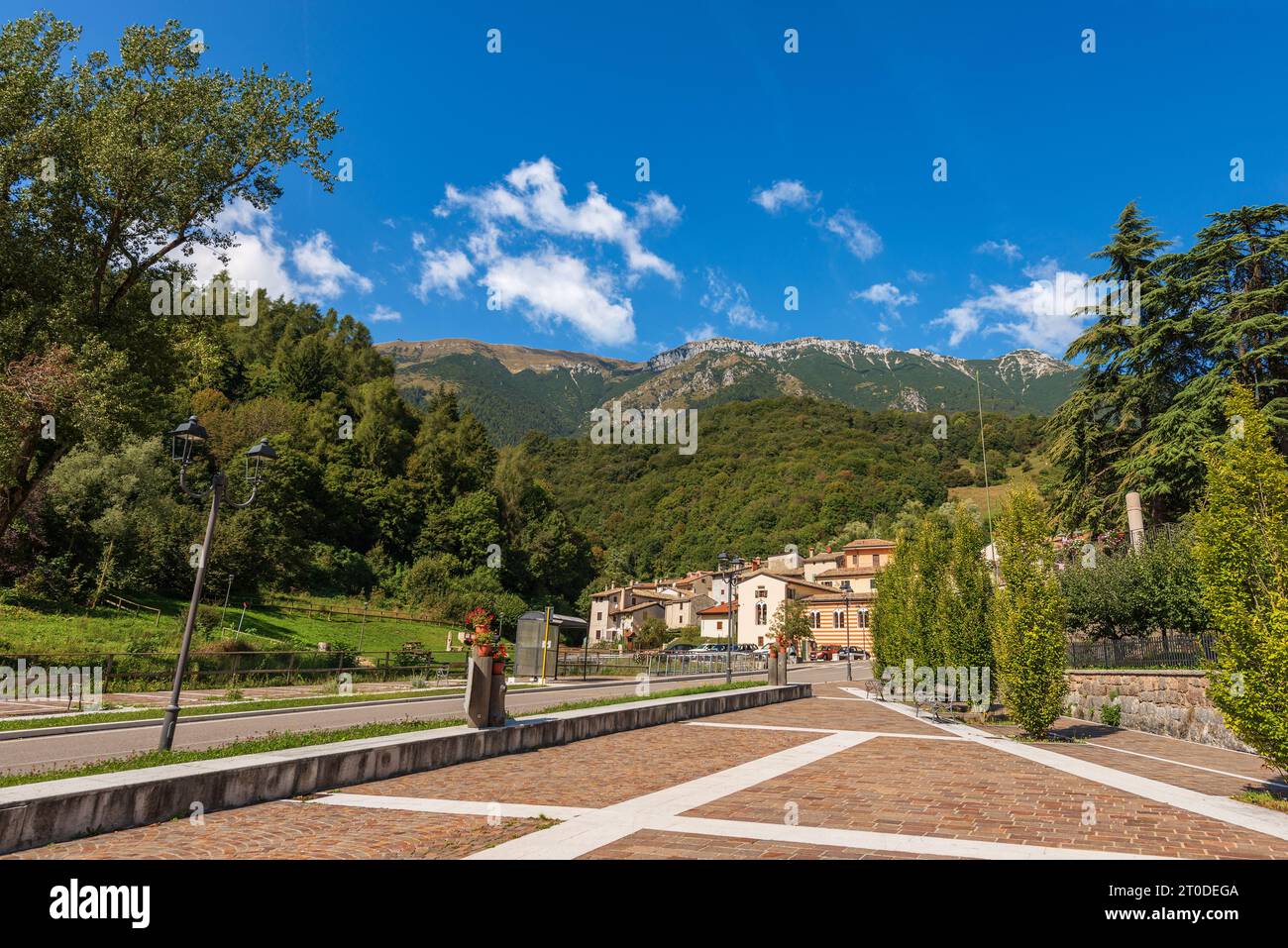 Monte Baldo (Monte Baldo) in estate, lato est, visto dal piccolo borgo di Ferrara di Monte Baldo, provincia di Verona. Valle dell'Adige, Italia, Europa Foto Stock
