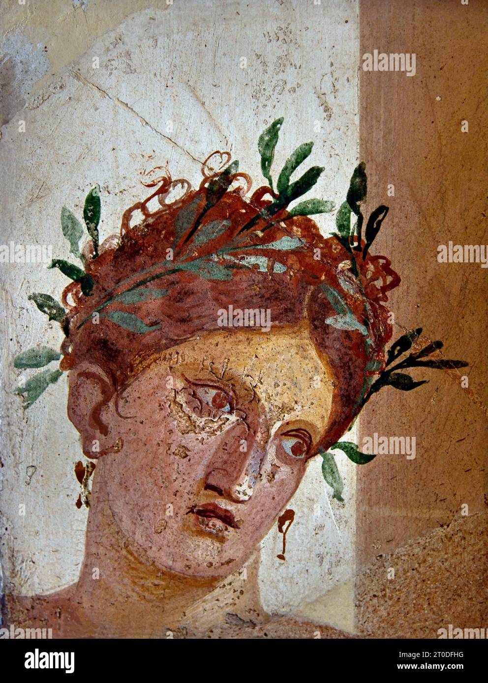 Ragazza con una corona di fronde. 20-10 A.C. Da Ercolano. La città romana di fresco Pompei si trova vicino a Napoli, nella regione Campania. Pompei fu sepolta sotto 4-6 m di cenere vulcanica e pomice nell'eruzione del Vesuvio nel 79 d.C. Italia Foto Stock
