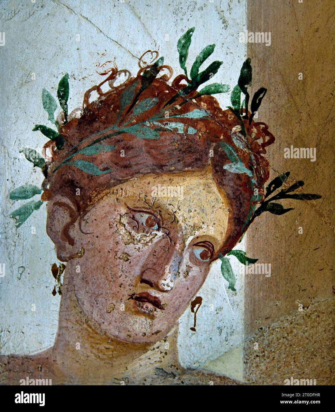 Ragazza con una corona di fronde. 20-10 A.C. Da Ercolano. La città romana di fresco Pompei si trova vicino a Napoli, nella regione Campania. Pompei fu sepolta sotto 4-6 m di cenere vulcanica e pomice nell'eruzione del Vesuvio nel 79 d.C. Italia Foto Stock