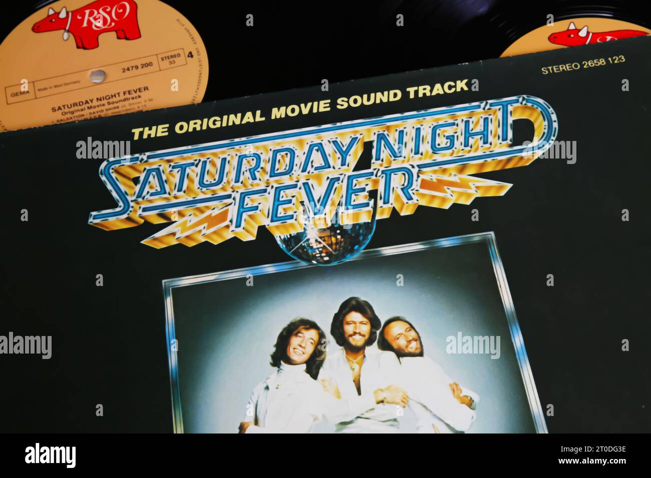 Viersen, Germania - 9 marzo. 2023: Primo piano della copertina del disco in vinile con la colonna sonora del film di ballo del sabato sera Fever del 1977 Foto Stock