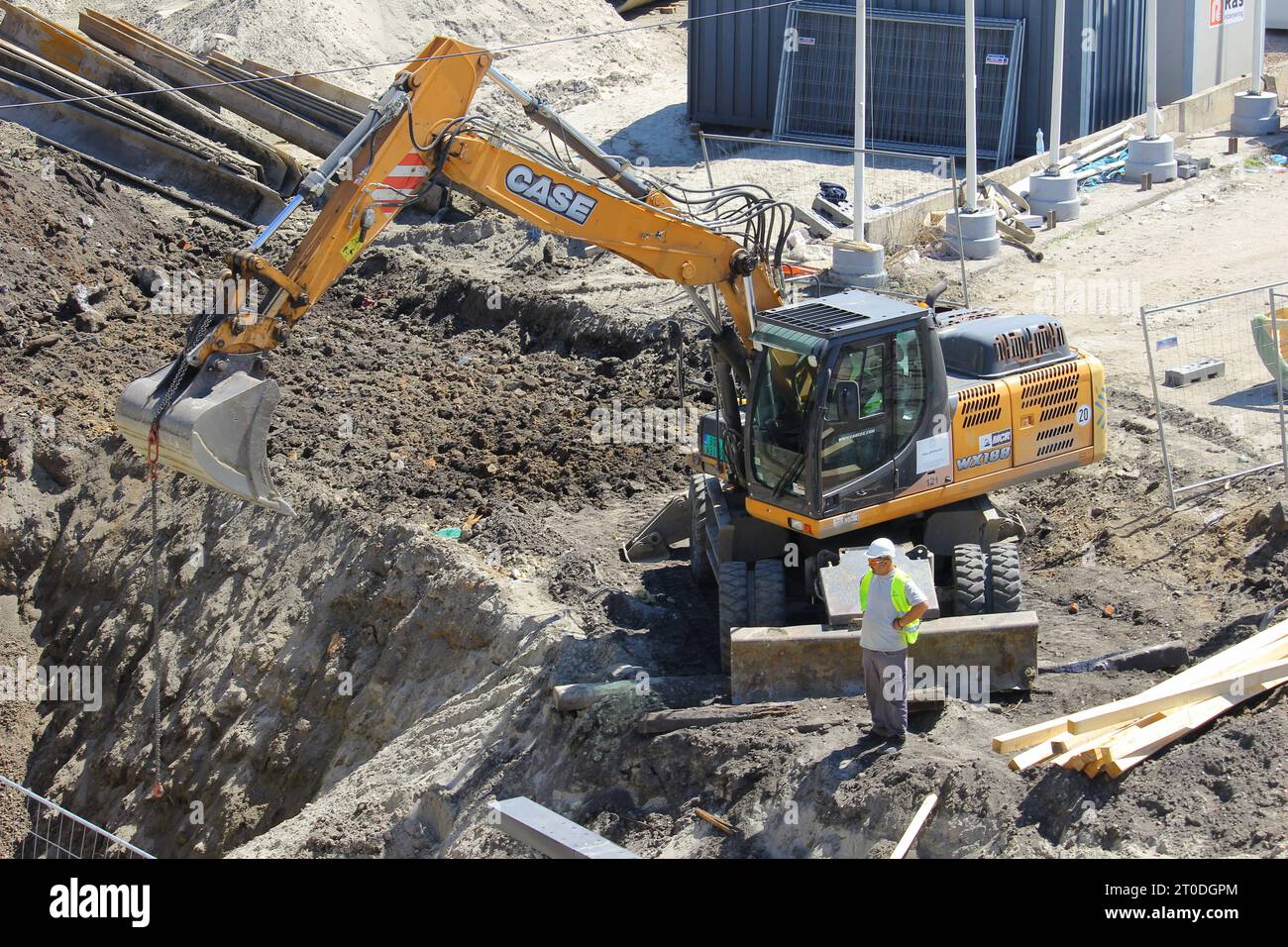 Un colossale bulldozer demolisce con forza il terreno roccioso, trasformando il paesaggio all'aperto e dimostrando la forza e la resistenza del moderno co Foto Stock