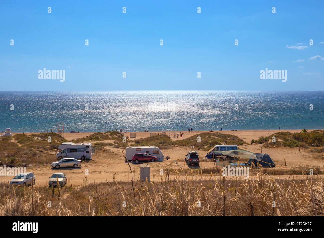 campeggio turistico con roulotte in riva al mare in una soleggiata giornata autunnale. Viaggi e turismo. 09.17.2023, regione di Krasnodar, Russia Foto Stock