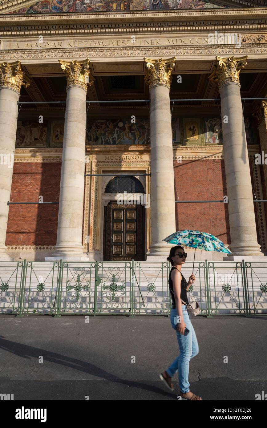 Kunsthalle, l'ingresso principale, un museo d'arte presso Piazza degli Eroi, Budapest, Ungheria Foto Stock