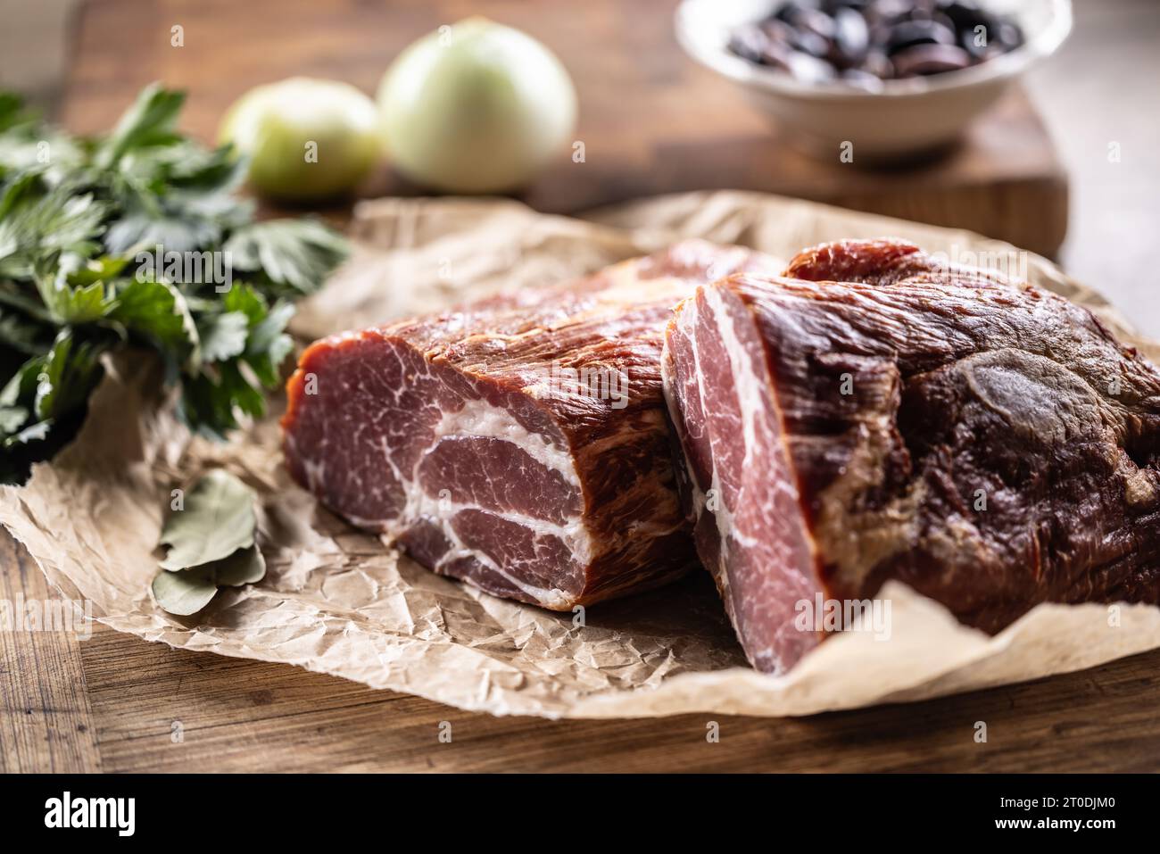 Collo di maiale affumicato tagliato in due parti pronto per il trattamento termico. Foto Stock