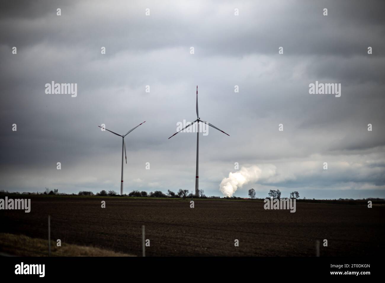 Transizione energetica: Turbine eoliche nei campi lungo l'autostrada in Germania, sullo sfondo centrali termiche alimentate a carbone leggero Lippendorf pow Foto Stock