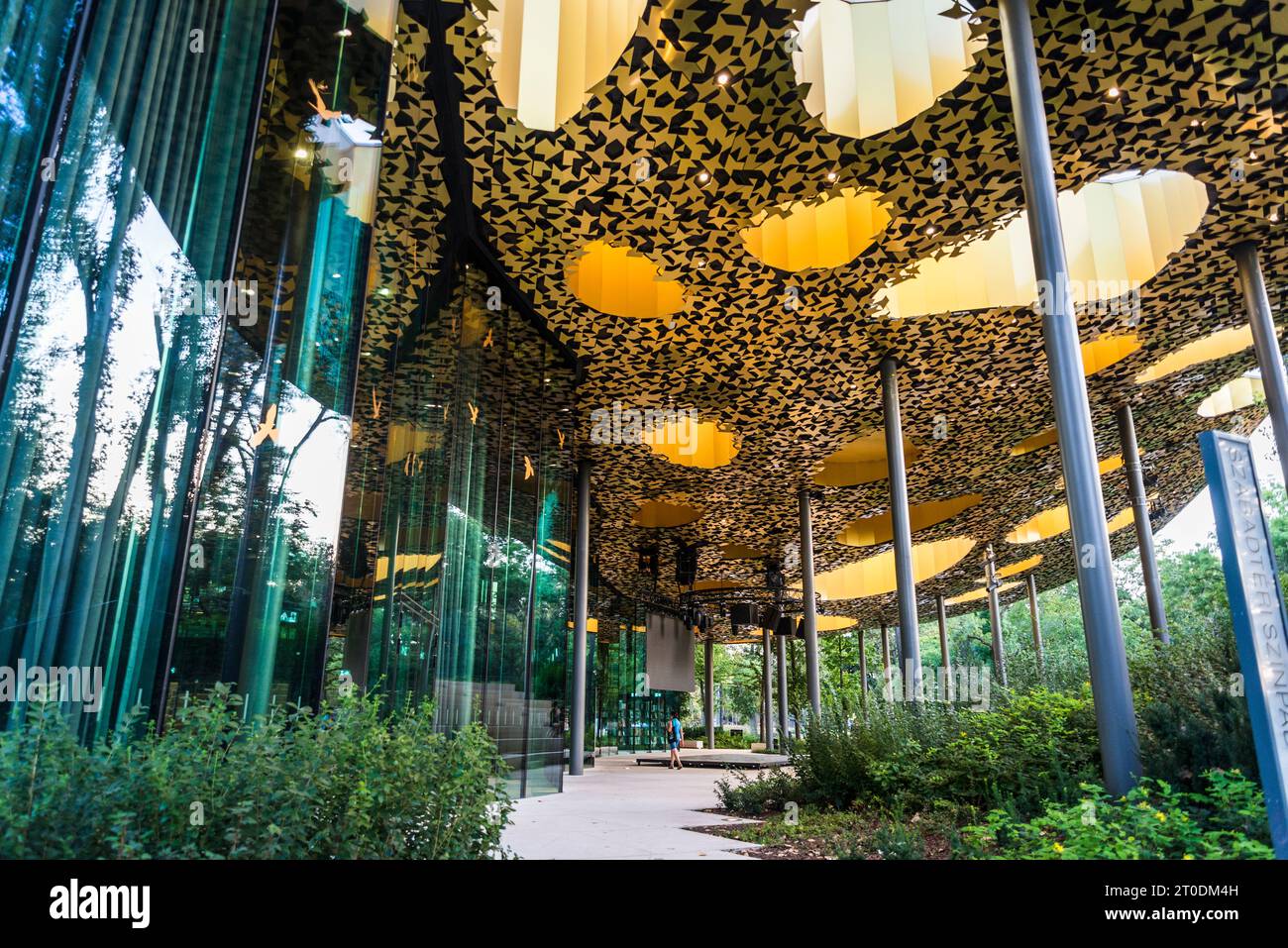 La Casa della musica ungherese nel parco cittadino di Budapest. Il design di Sou Fujimoto è un baldacchino ondulato sopra le pareti di vetro che è tutto per mescolare la n Foto Stock