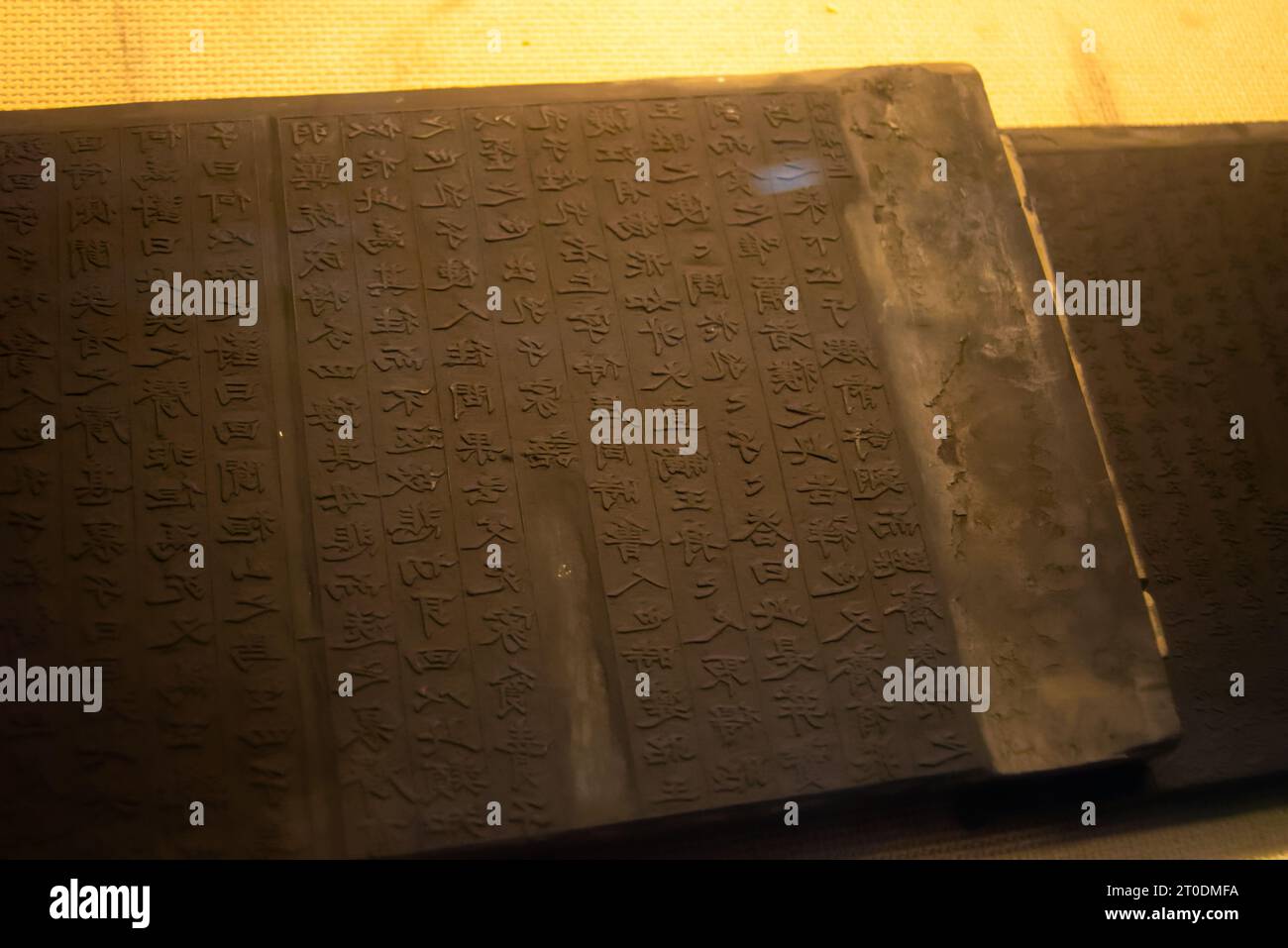 Antica tavola da stampa in legno cinese, antenato della tecnica della stampa cinese, girato al museo della stampa per incisioni in Cina. Foto Stock