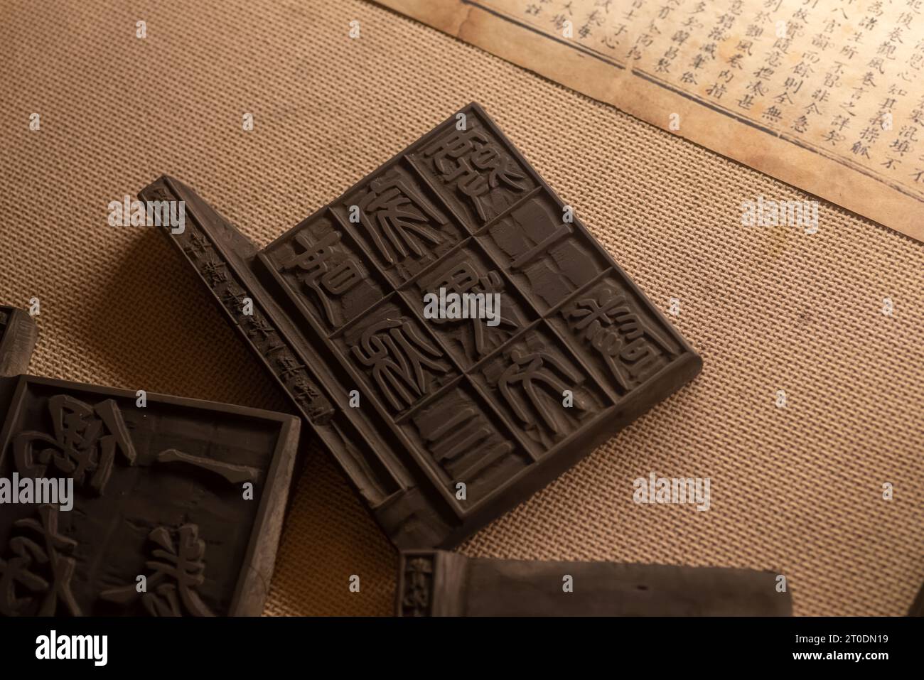 Antica tavola da stampa in legno cinese, antenato della tecnica della stampa cinese, girato al museo della stampa per incisioni in Cina. Foto Stock