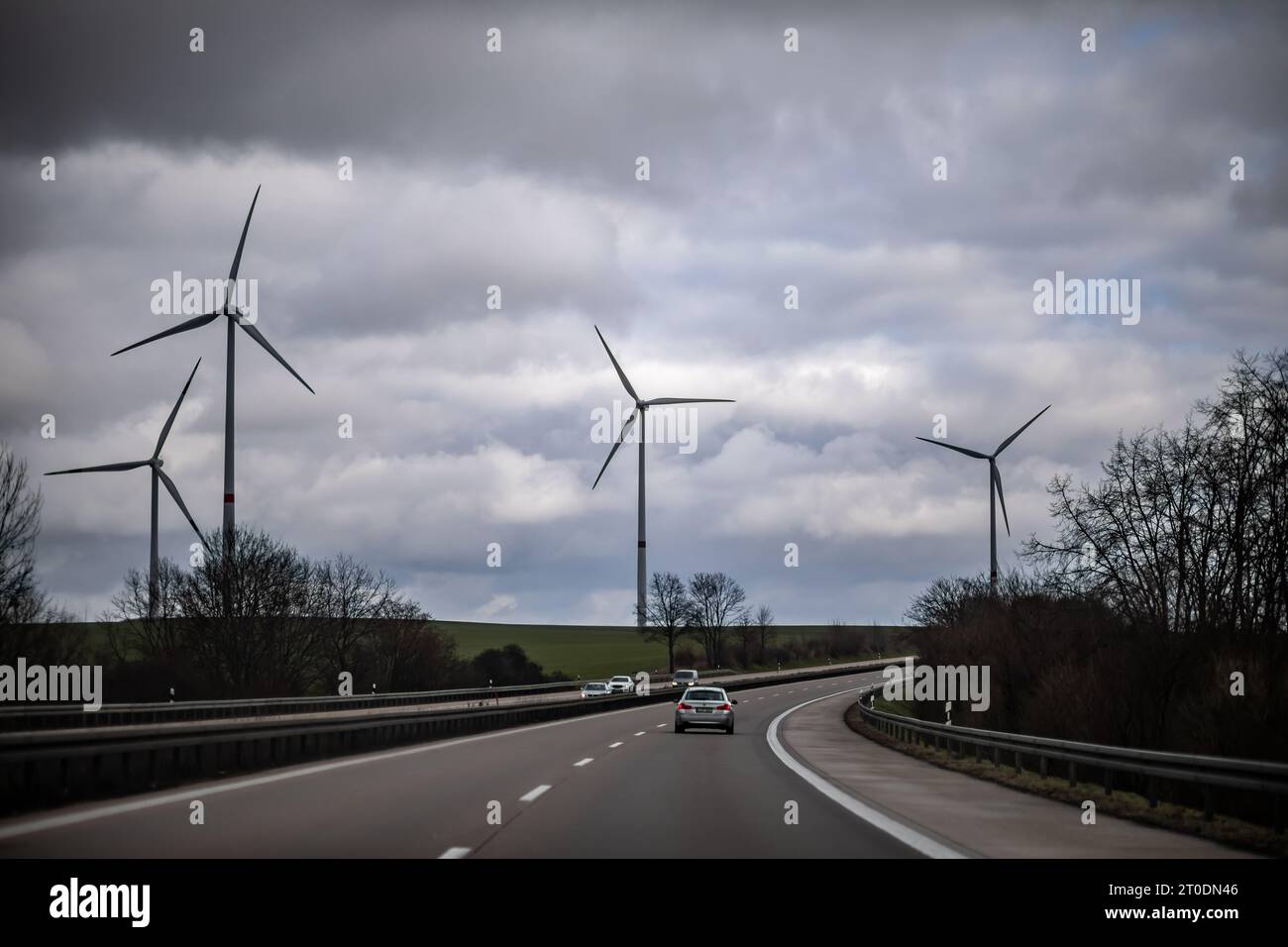 Transizione energetica in Europa: Turbine eoliche nei campi lungo l'autostrada in Germania tra Lipsia e Dresda Foto Stock