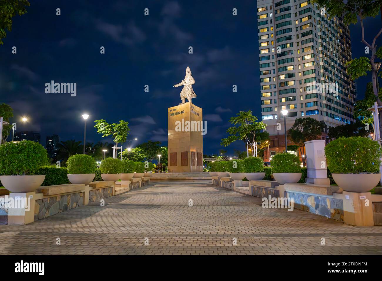 La statua del Gran Principe Hung Dao di notte, ho chi Minh City, Vietnam Foto Stock