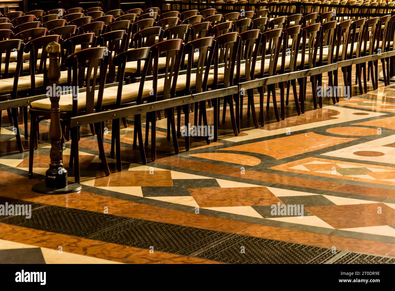 Sedie e pavimento in marmo, Basilica di Santo Stefano, Budapest, Ungheria Foto Stock