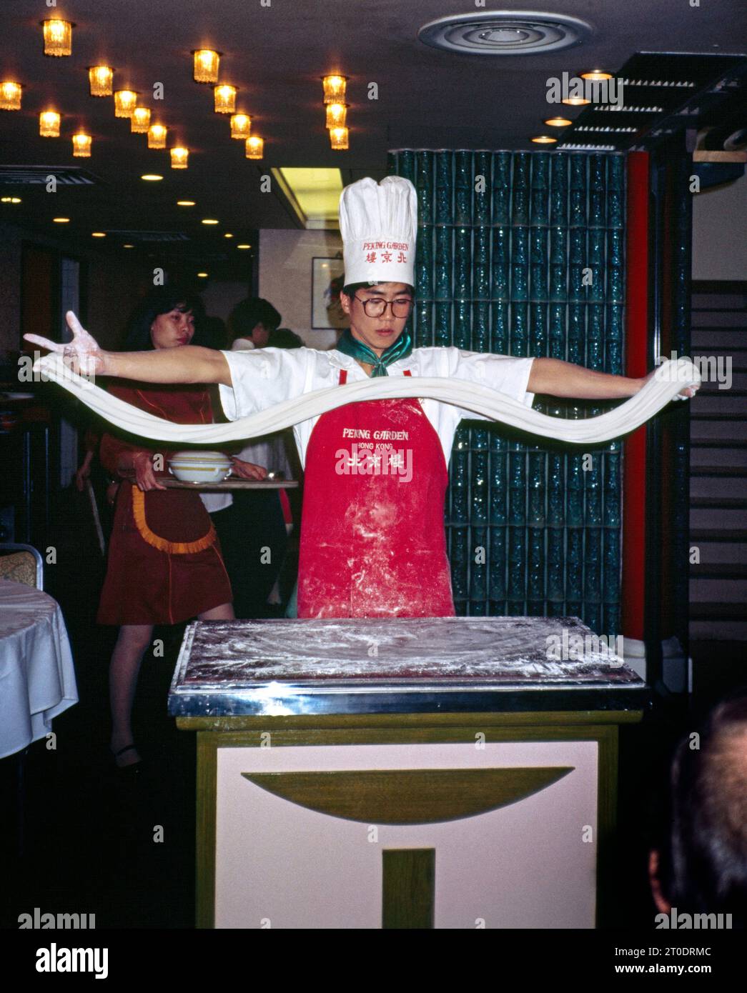 Ristorante Peking Garden, Hong kong Chef che prepara e stende tagliatelle Foto Stock