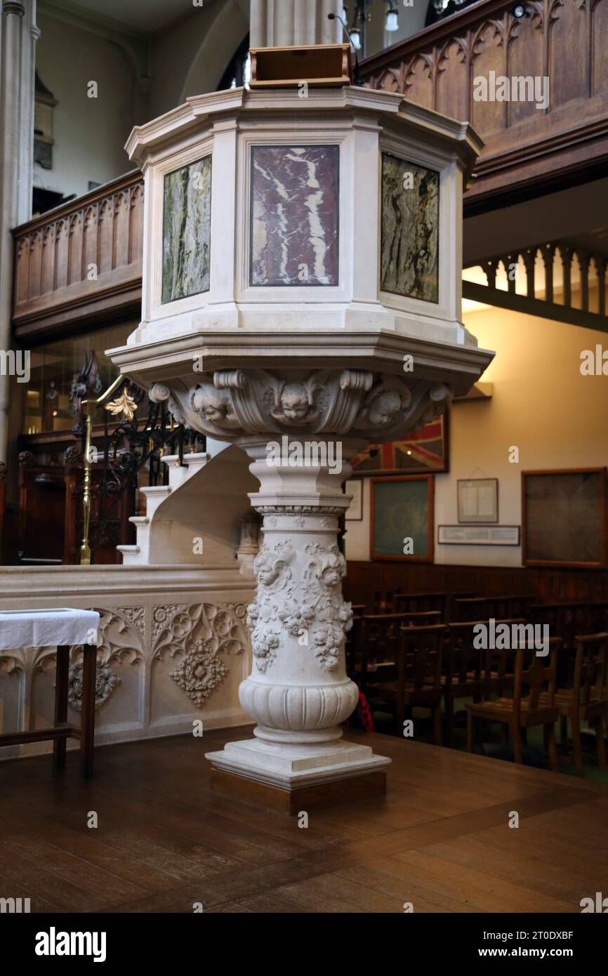 Interno della chiesa di San Luca che mostra pulpito con pannelli in marmo Sydney Street Chelsea Londra Inghilterra Foto Stock