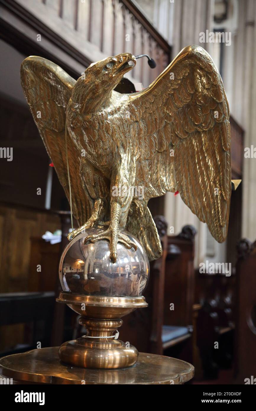 Chiesa di San Luca Gold Eagle Lectern Sydney Street Chelsea Londra Inghilterra -- Aquila che rappresenta San Giovanni Evangelista Foto Stock