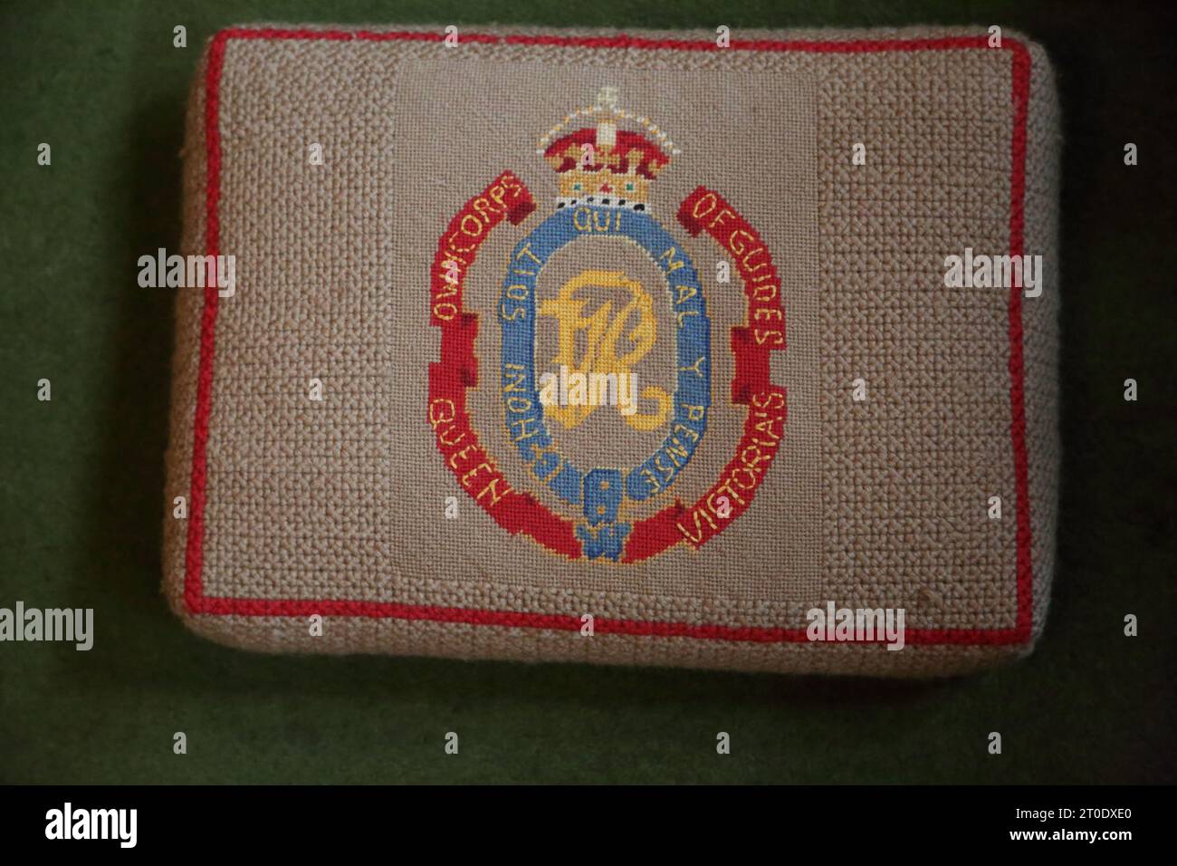 St Luke's Church Queen Victoria's Own Corp of Guides (era un reggimento dell'esercito indiano britannico) Regiment Badge ricamato su Prayer Kneeler Chelsea Foto Stock