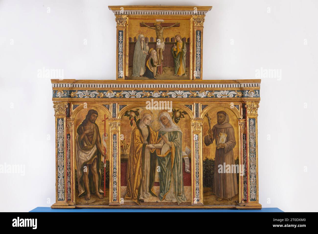 Sant'Elpidio a Mare (Italia, Marche - provincia di fermo), Galleria Civica d'Arte Vittore. Vittore Crivelli, Trittico della Visitazione, (1490-95), dalla chiesa di minori osservatori, tempera su legno. Da sinistra a destra, St Giovanni Battista, Visitazione (visita di Maria alla cugina Elisabetta), San Francesco, nell'ordine superiore la Crocifissione Foto Stock