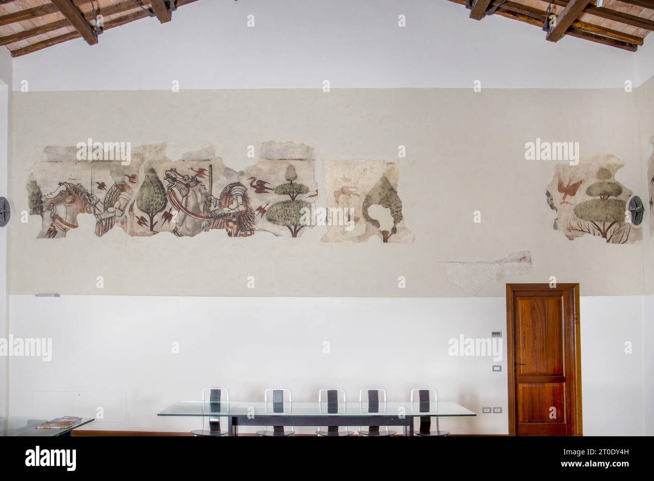 Esanatoglia (Italia, Marche - provincia di Macerata), Municipio (antico palazzo dei Duchi di Camerino, i da Varanos). Sala consiliare, ciclo di affreschi con soggetto "cortese", databile alla seconda metà del XV secolo, artista sconosciuto Foto Stock