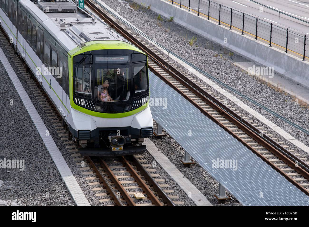 Brossard, CA - 5 ottobre 2023: Treno metropolitano Reseau Express (REM) sulla stazione centrale - linea Brossard Foto Stock